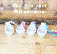 Schnapglas Pissoir / Klo zum Umhängen, am Band...